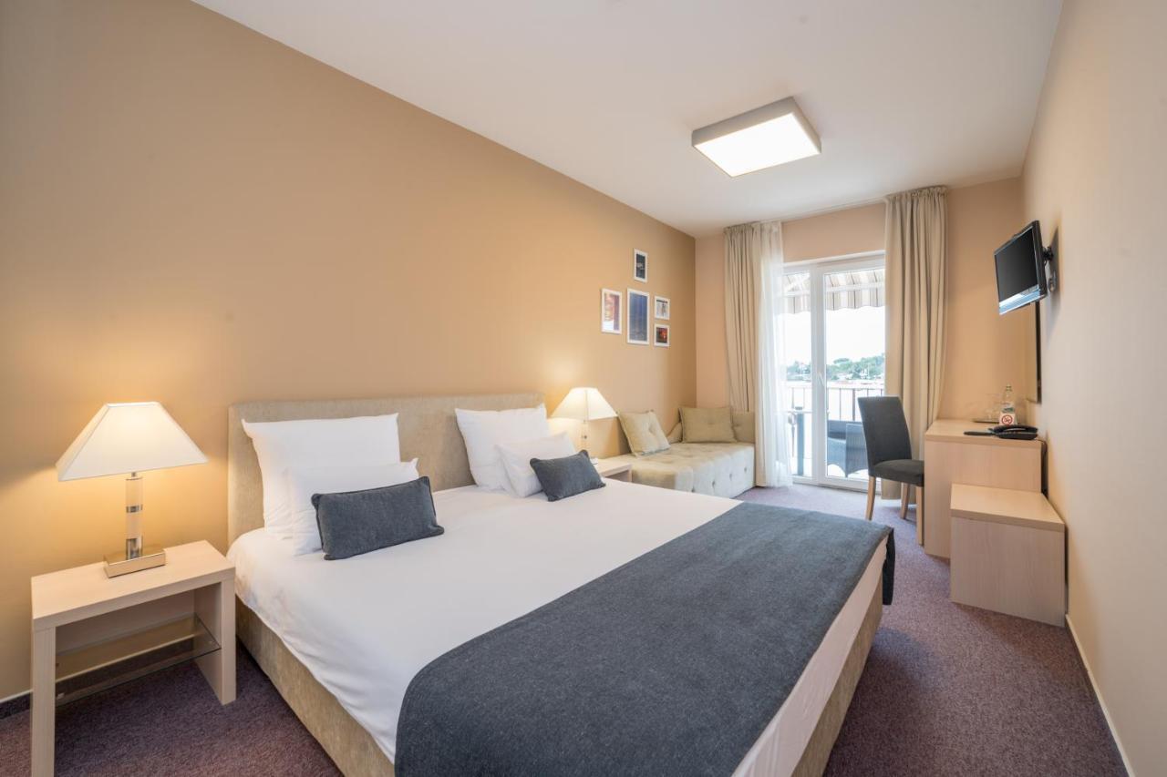 Hotel Zlatna Vala Умаг Экстерьер фото