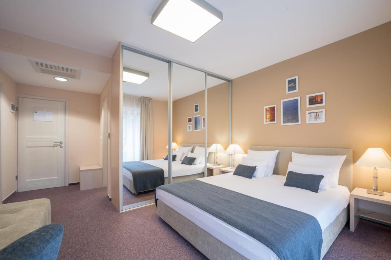 Hotel Zlatna Vala Умаг Экстерьер фото