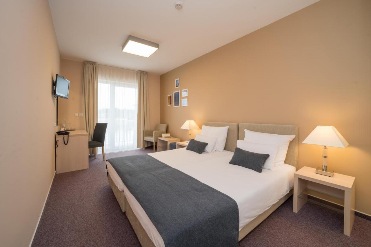 Hotel Zlatna Vala Умаг Экстерьер фото