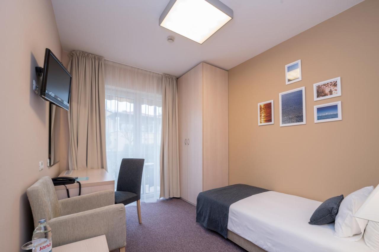 Hotel Zlatna Vala Умаг Экстерьер фото