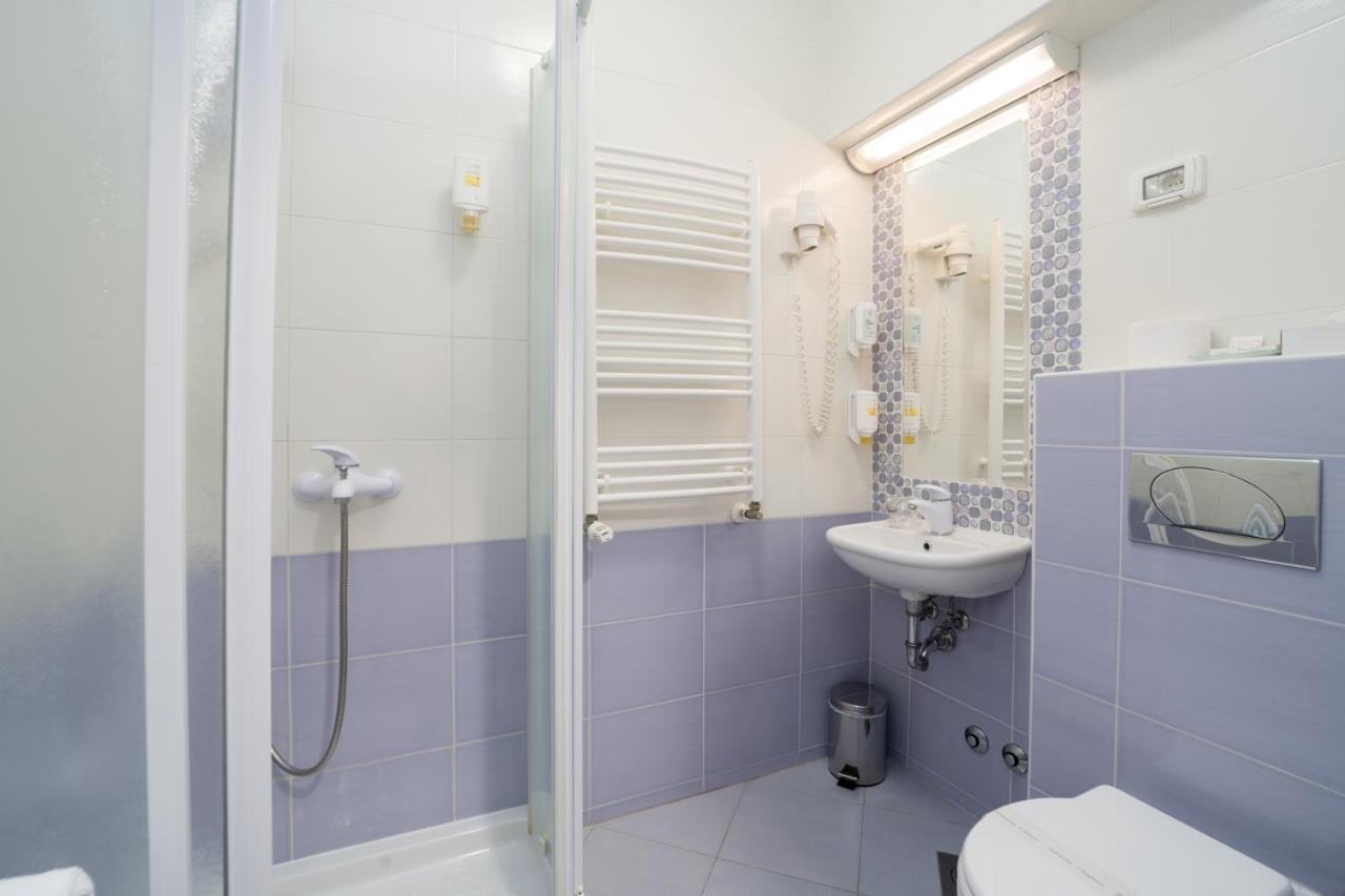 Hotel Zlatna Vala Умаг Экстерьер фото