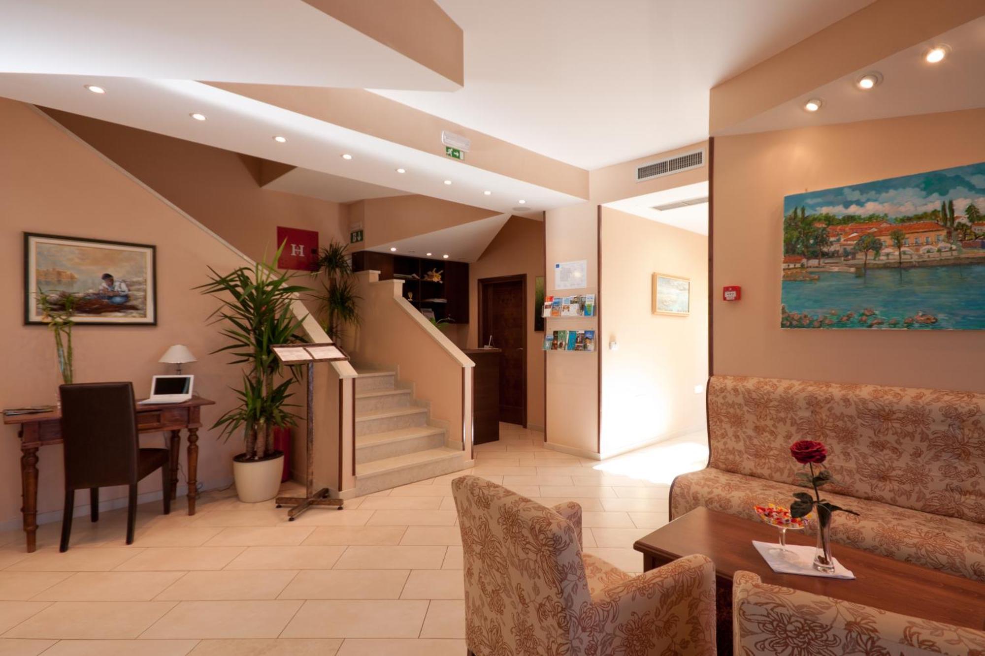 Hotel Zlatna Vala Умаг Экстерьер фото