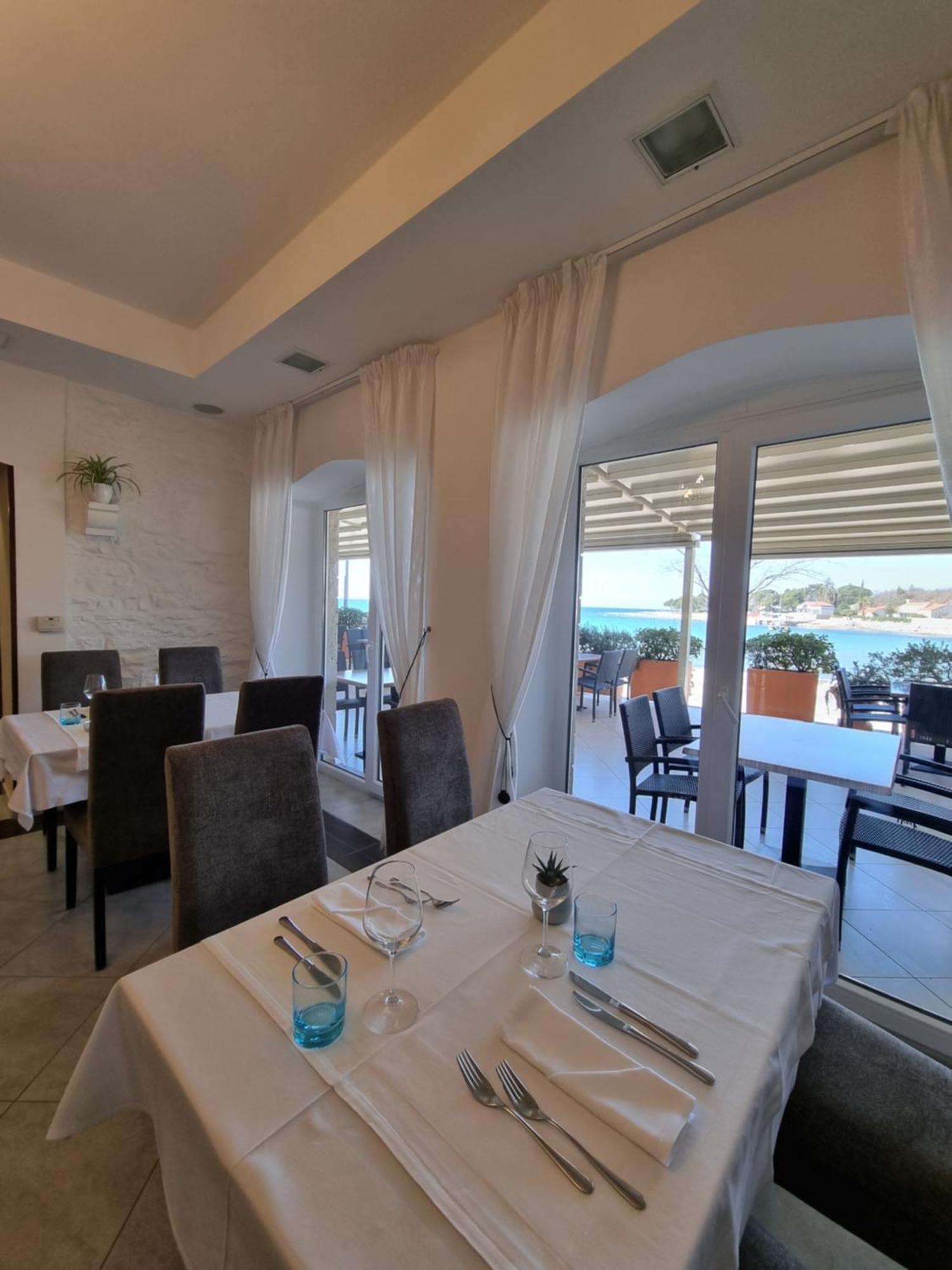Hotel Zlatna Vala Умаг Экстерьер фото