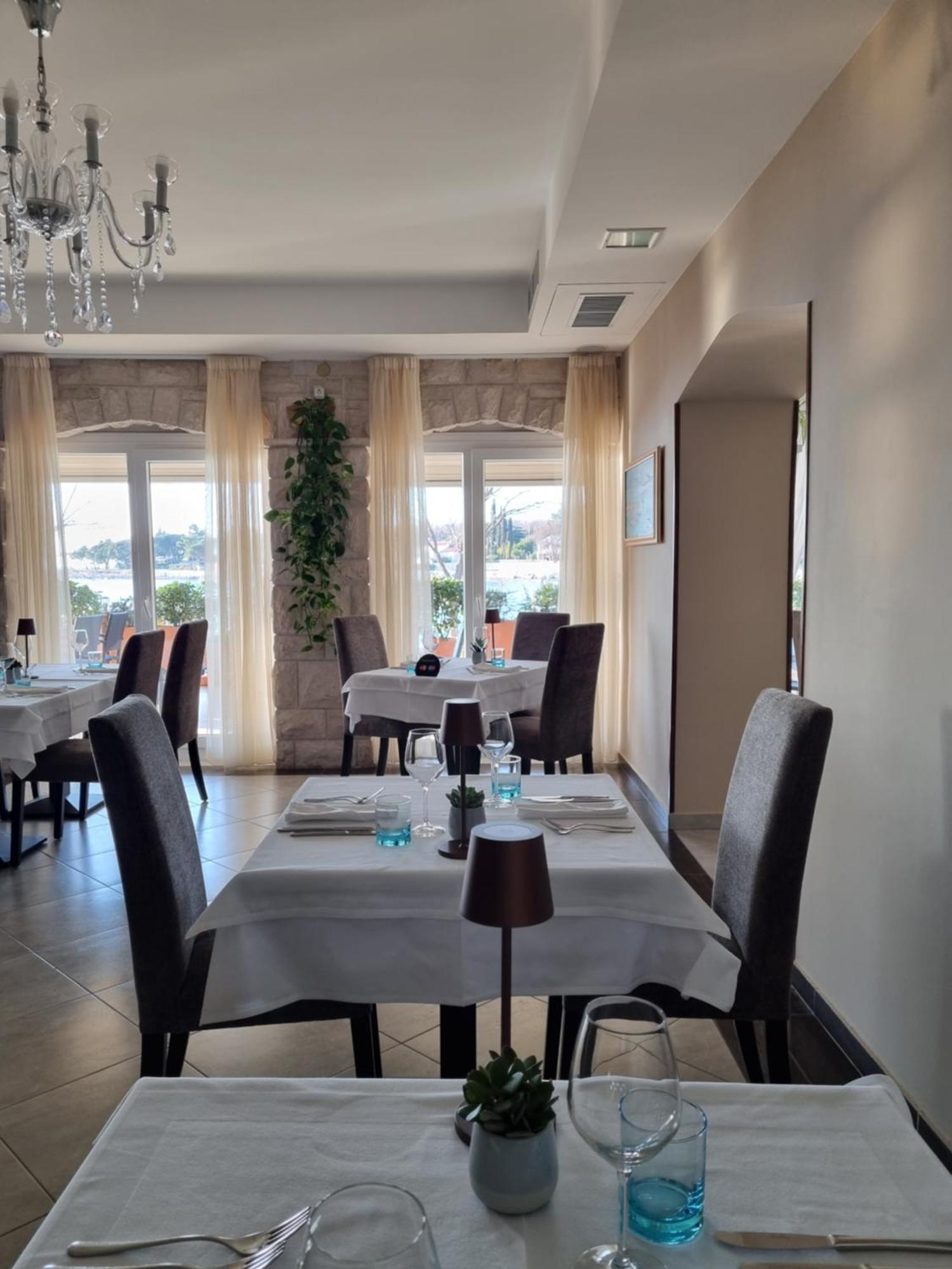 Hotel Zlatna Vala Умаг Экстерьер фото