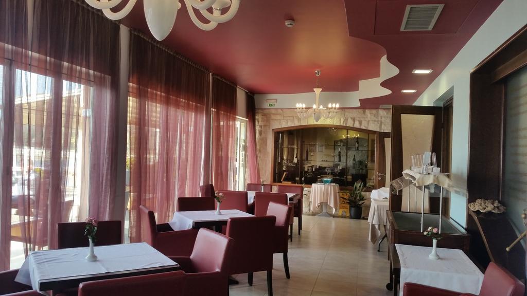 Hotel Zlatna Vala Умаг Экстерьер фото