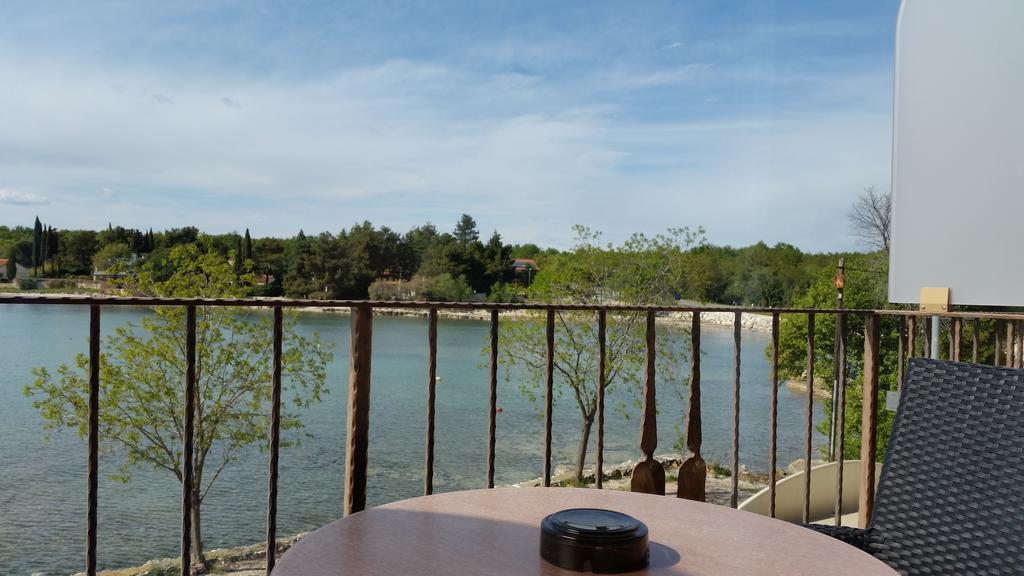 Hotel Zlatna Vala Умаг Экстерьер фото