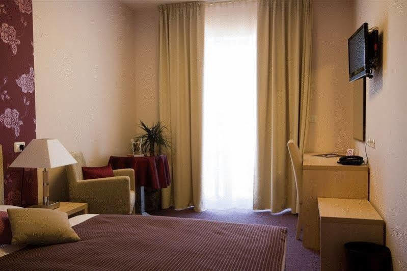 Hotel Zlatna Vala Умаг Экстерьер фото