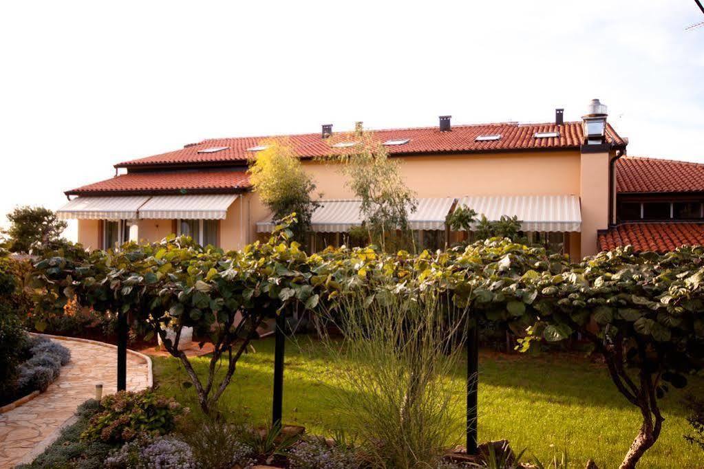 Hotel Zlatna Vala Умаг Экстерьер фото