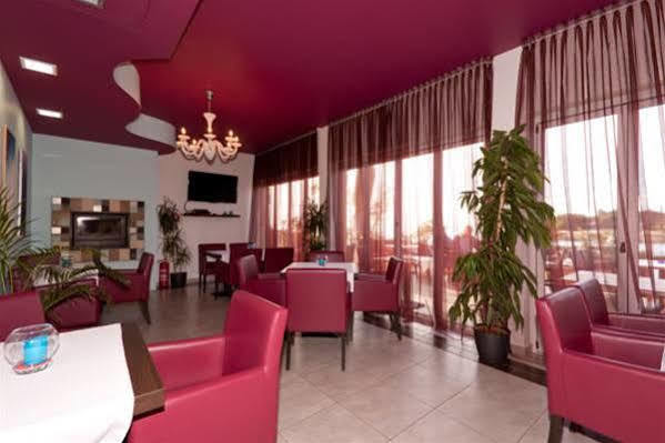 Hotel Zlatna Vala Умаг Экстерьер фото